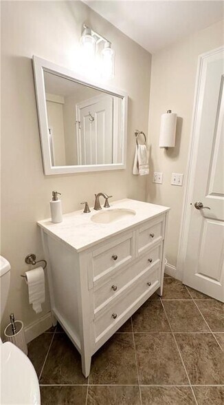 Building Photo - 227 Thames St