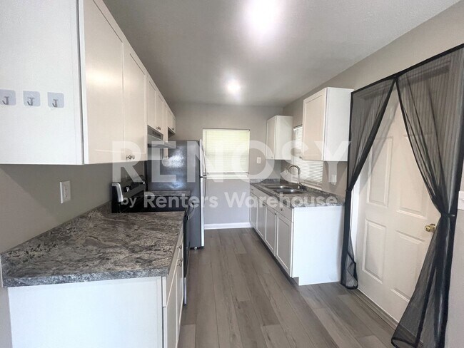 Building Photo - Freshly Renovated 2 Bed/1 Bath Apartment in Clearwater