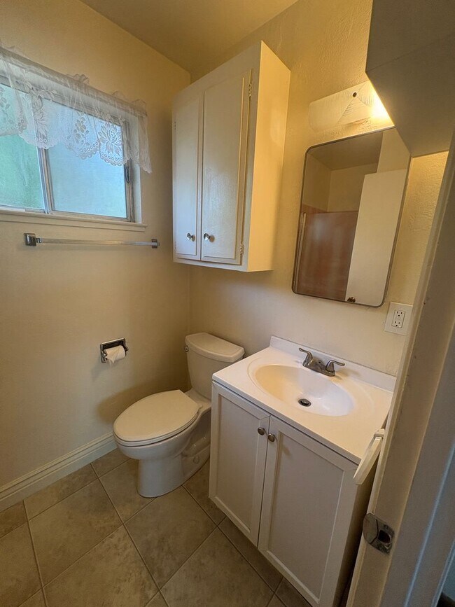 Building Photo - 3046 Notre Dame Dr