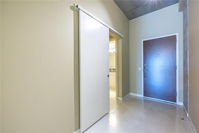 Building Photo - 335 W Ponce de Leon Ave