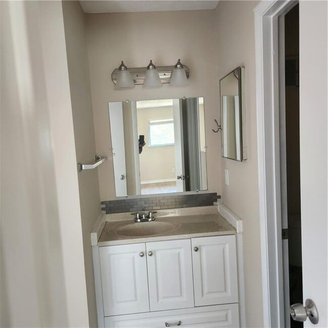 Building Photo - 293 Country Club Dr