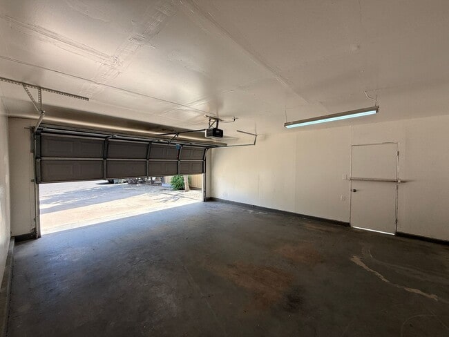 Building Photo - Updated single story near shopping and fre...