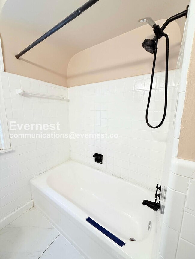 Building Photo - 15472 Lauder St