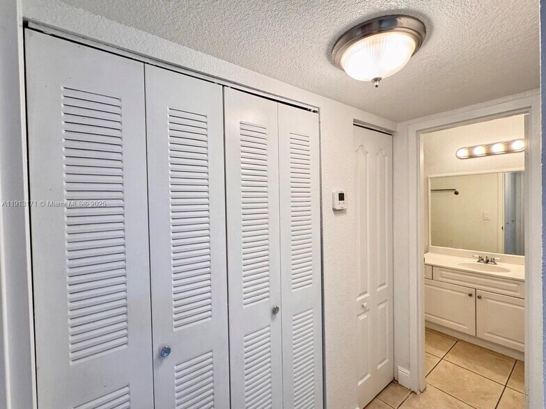 Building Photo - 5201 Geneva Way