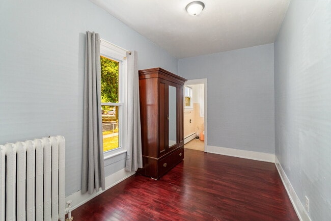Building Photo - Spacious 3 bedroom home close to Downtown ...