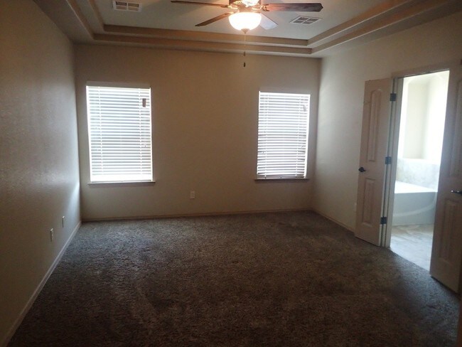 Building Photo - 13836 Hollywood Dr