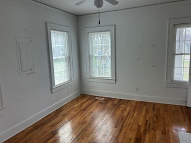 Building Photo - Quiet Downtown property