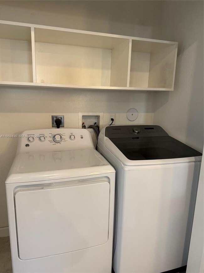 Building Photo - 2541 SE 1st St