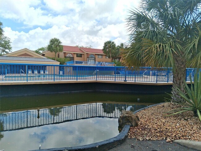 Building Photo - 15495 N Miami Lakeway