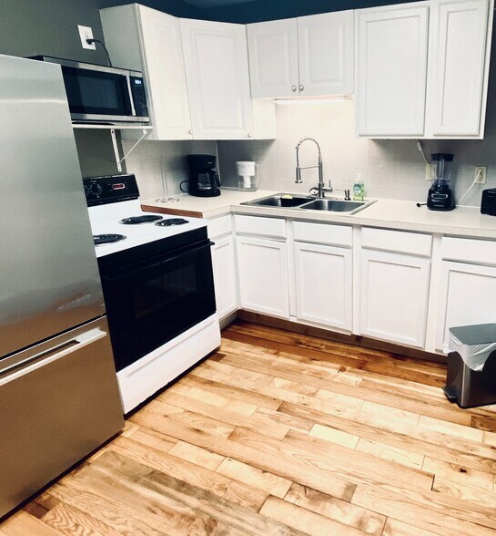 full kitchen - 352 Buckingham St