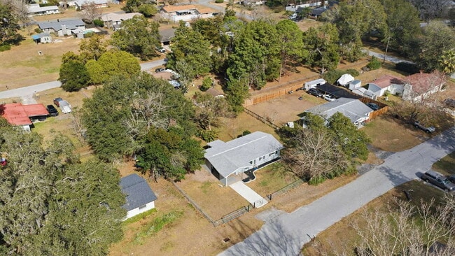 Building Photo - Cozy, fenced 2BR, 1.5BA in NE