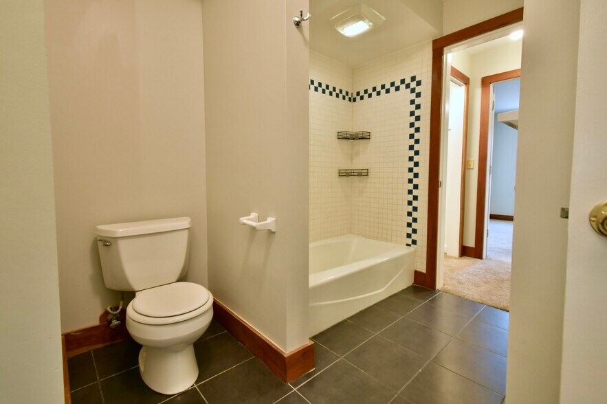 Building Photo - 39E Bellis Cir
