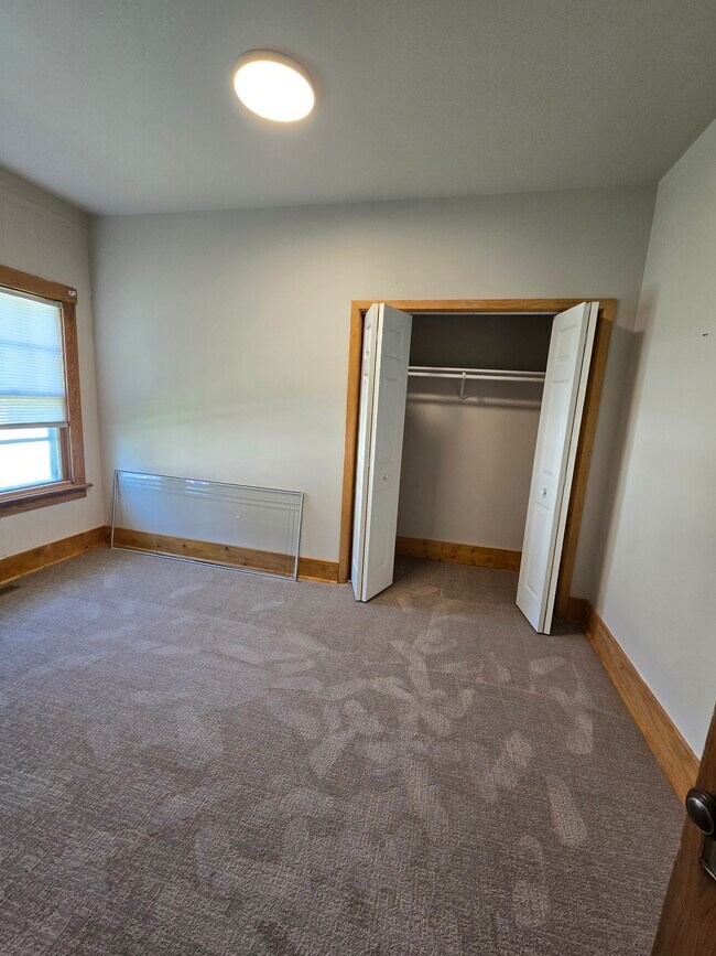 Building Photo - 613 7th Ave