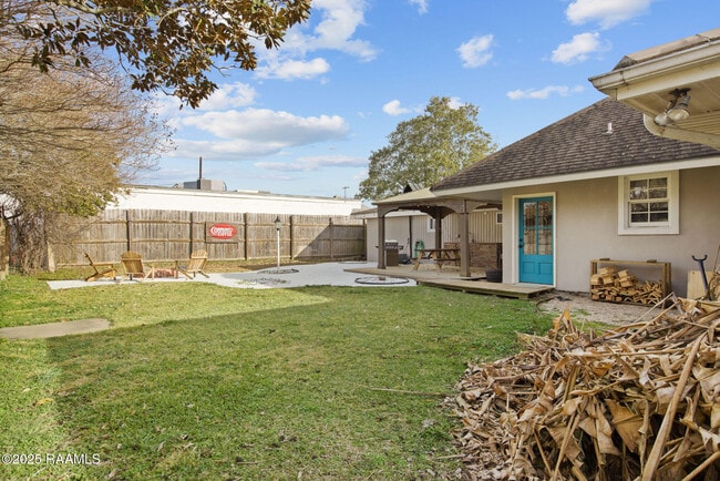 Building Photo - 121 Beverly Dr