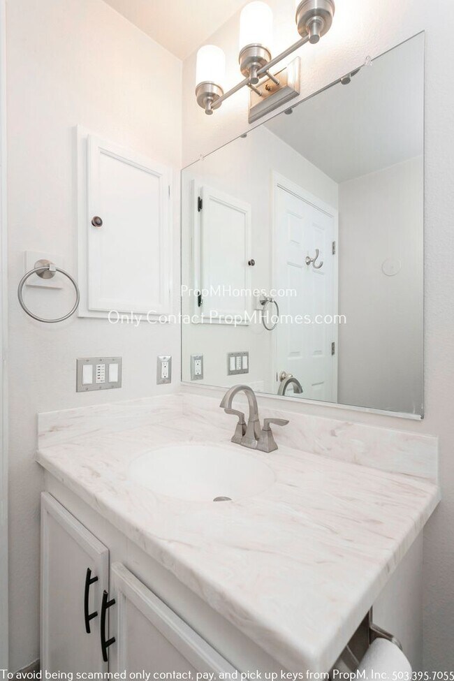 Building Photo - Charming Two Bedroom Condo with Close Access to I-5!