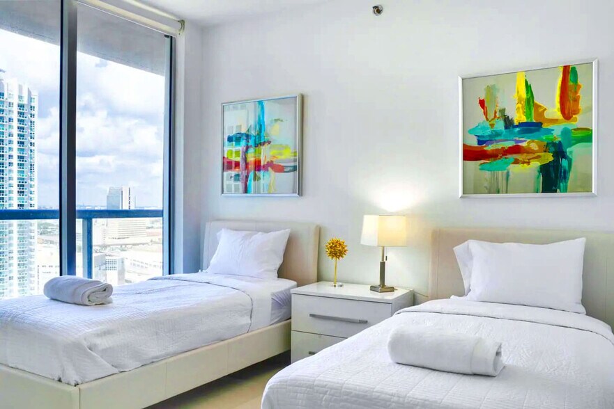 Building Photo - 485 Brickell Ave
