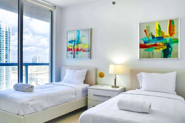 Building Photo - 485 Brickell Ave