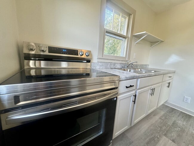 Building Photo - 1820 Tunnel Blvd