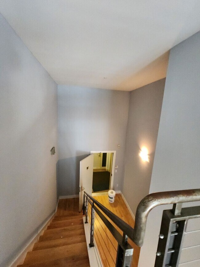 Building Photo - Epic REA/Azari PM: Private Oasis, 1 BR/ 1....