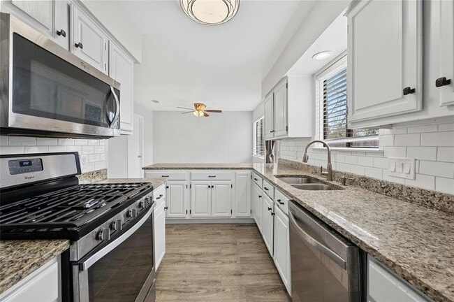 Building Photo - 8303 Los Ranchos Dr