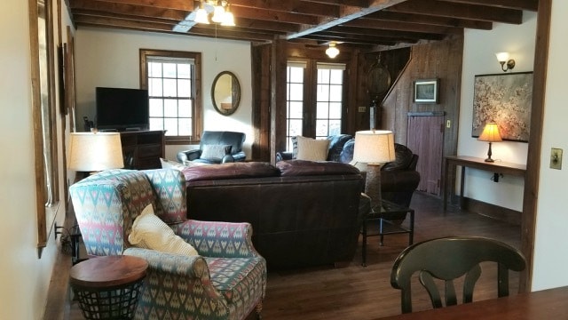 Building Photo - 257 Main St