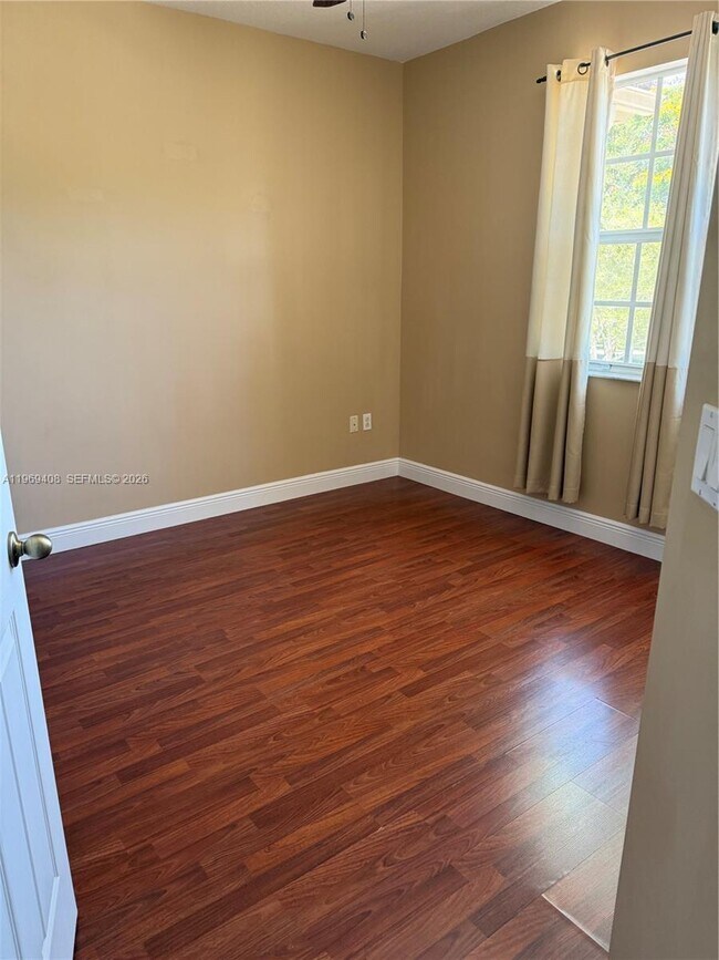 Building Photo - 2402 NE 41st Pl