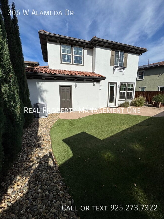 Building Photo - 306 W Alameda Dr