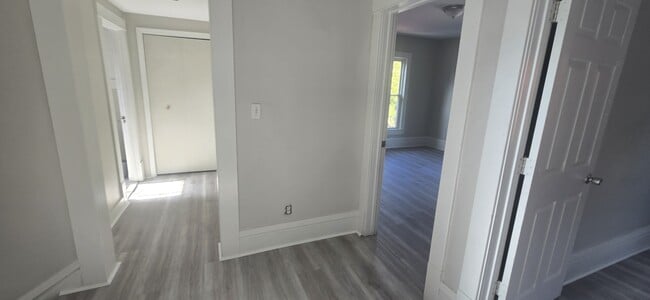 Building Photo - 915 W Main St