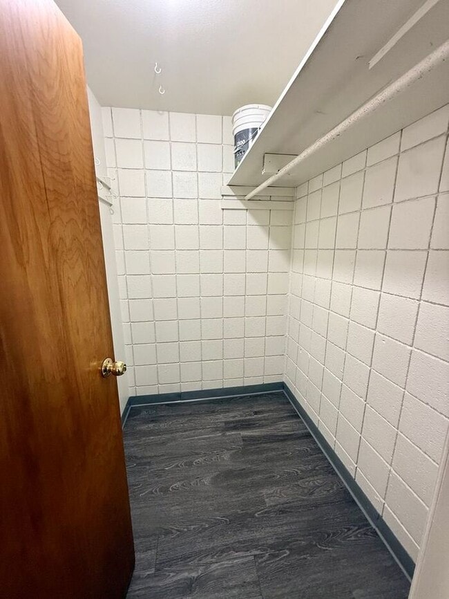 Building Photo - Hot Deal! 1-Bedroom Apartment Across from City Park – First Month Free or $100 Off