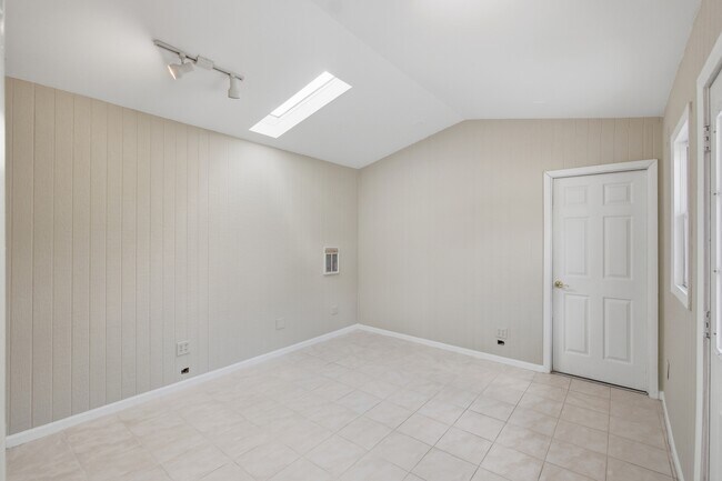 Building Photo - 5611 S Quincy St