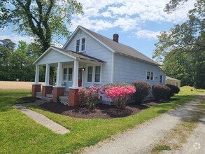 Building Photo - Cute Renovated 2 Bedroom Home with Huge Ga...