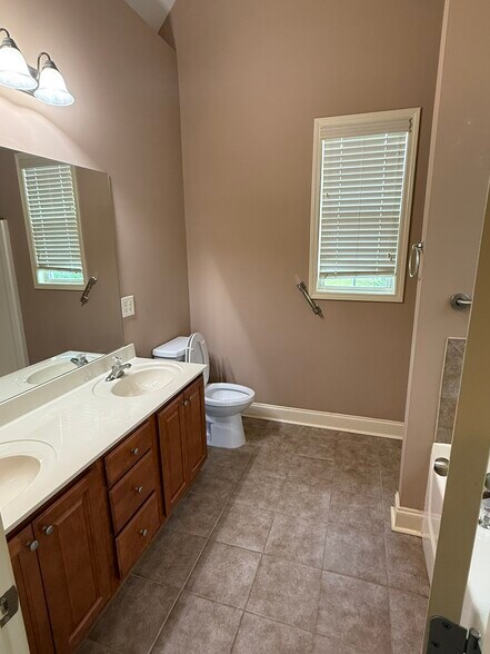Ensuite Bath - 367 Stillwood Dr