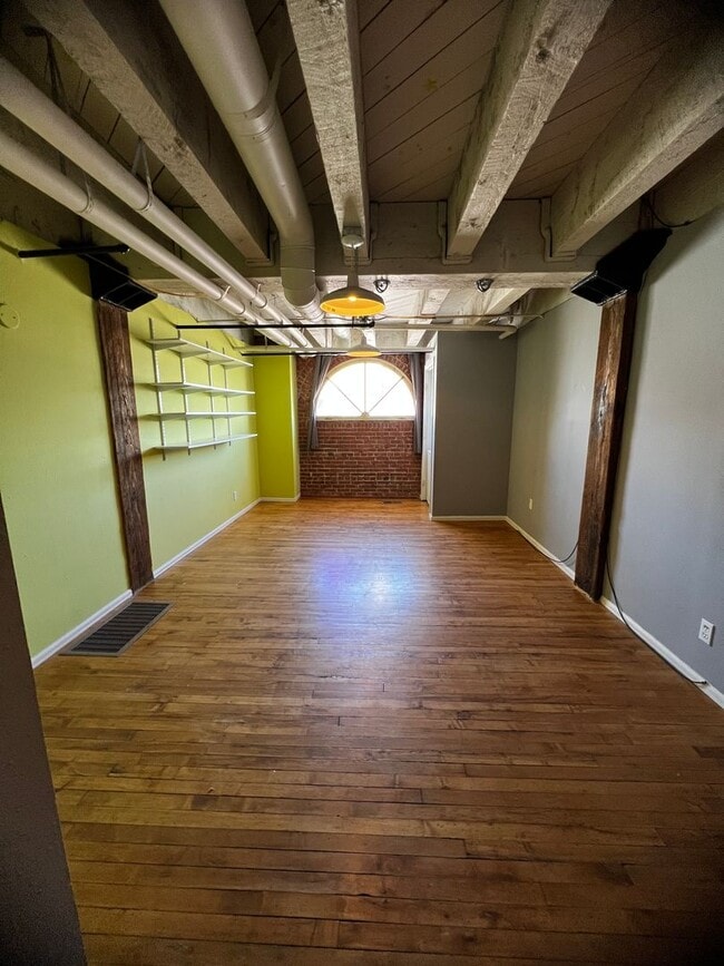 Building Photo - Charming 2 bedroom and 1 bath condo