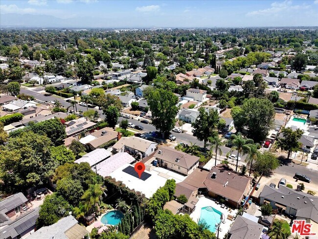 Building Photo - 6913 Encino Ave