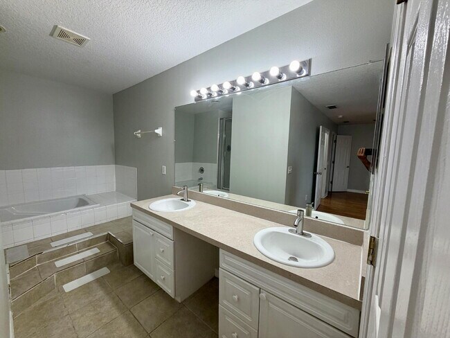 Building Photo - Spacious 3-Bedroom Townhome in Davenport