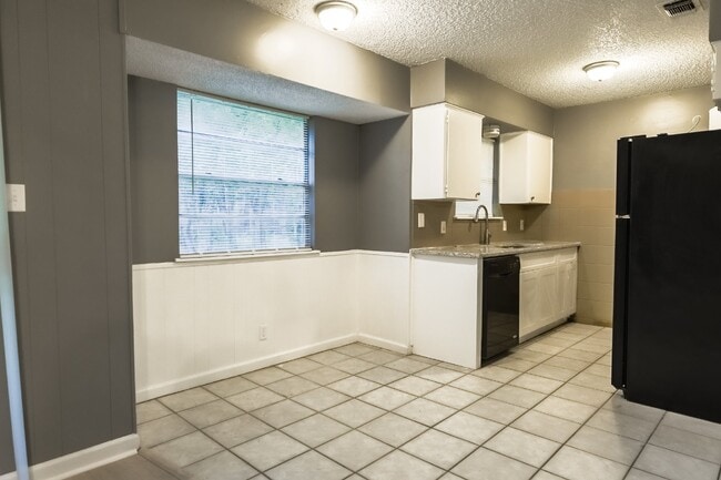 Building Photo - 209 Royal Dr