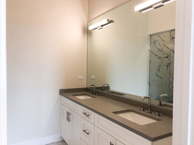 Building Photo - SUBLET - 3 Bed 2 Bath Condo Quality in Ros...