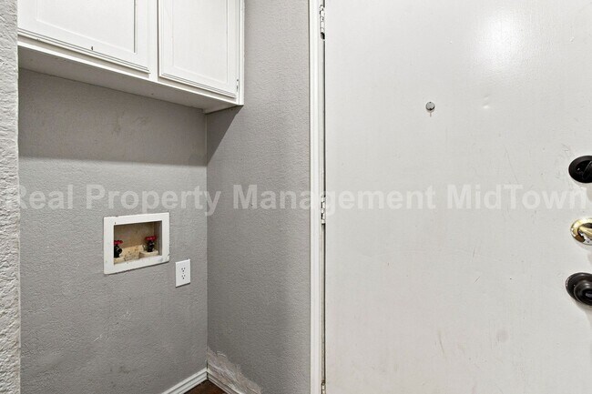 Building Photo - 2427 Indigo Ln