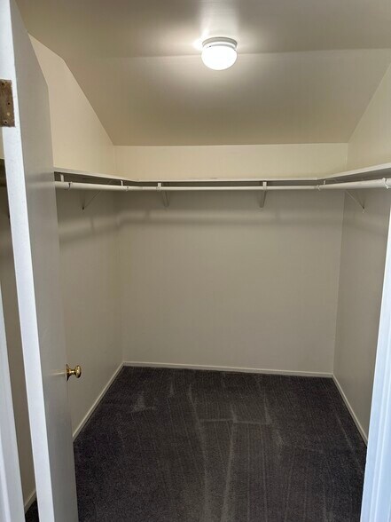 Building Photo - 1211 N Screenland Dr