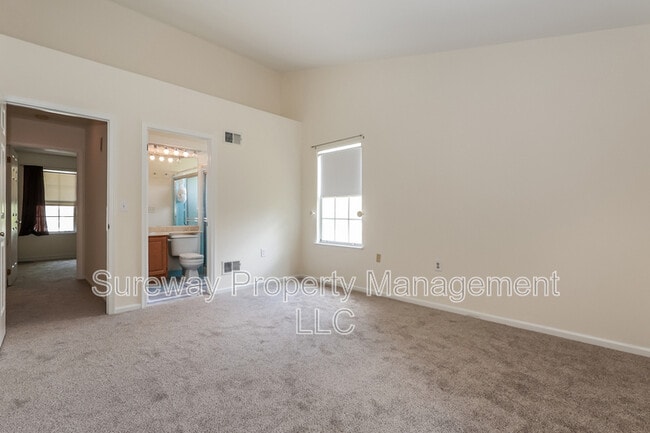 Building Photo - 1042 A Canterbury Dr