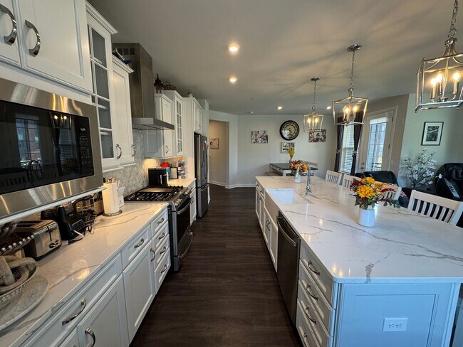 Building Photo - Stylish 2 Bed 2 Bath Condo With Den & Balc...