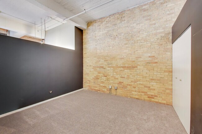 Building Photo - 375 W Erie St