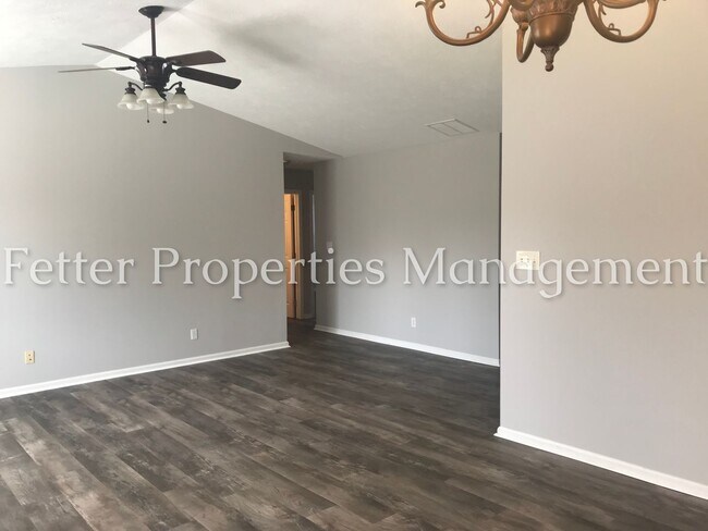 Building Photo - 3 Bedroom, North Side Home!!