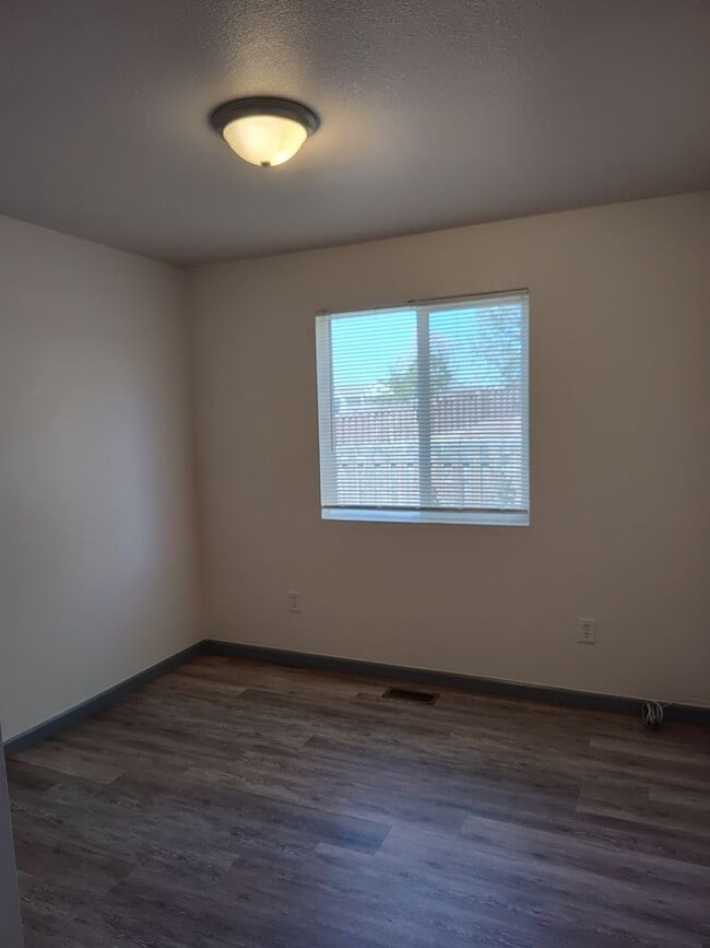 Building Photo - ALL PROSPECTIVE TENANTS MUST SUBMIT A $58 NON-REFUNDABLE APPLICATION FEE PER APPLICANT ONLINE AND...