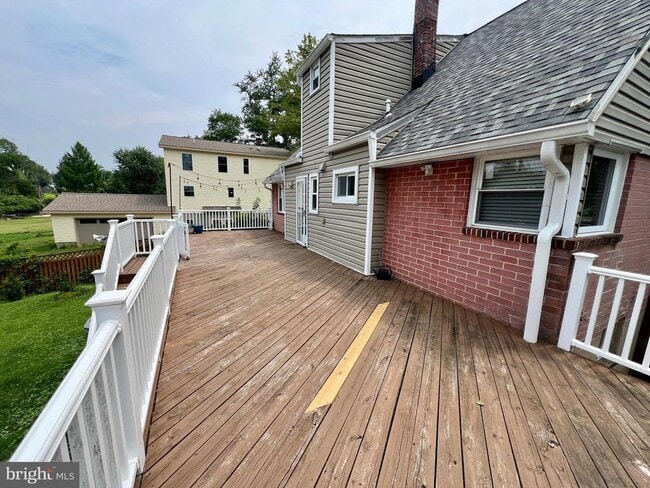 Building Photo - 218 Oak Ave