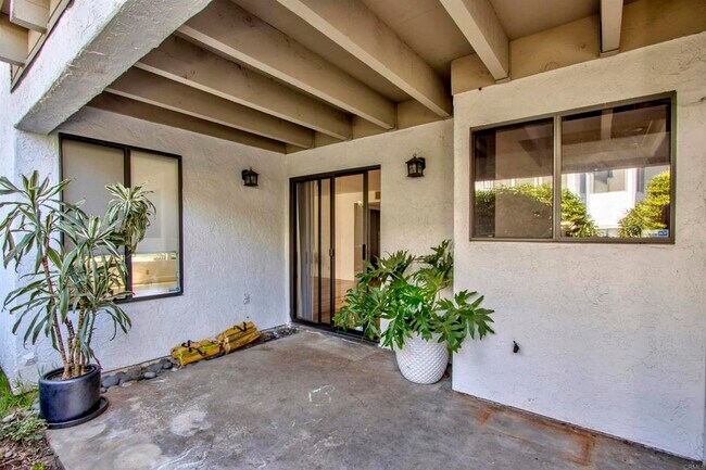 Building Photo - 534 Via De La Valle