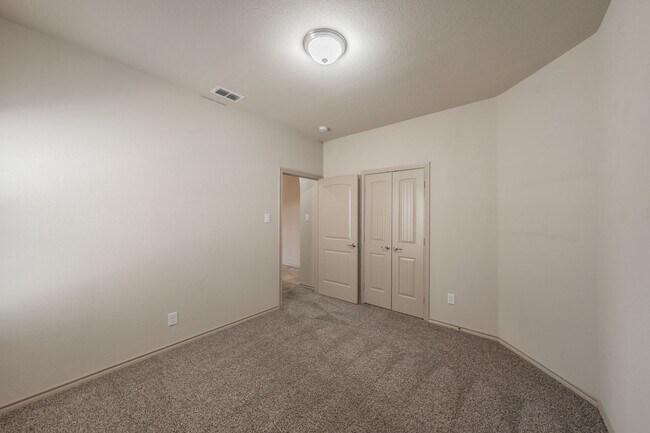 Building Photo - Excellent 3 bedroom plus office in Villages at Edgecliff