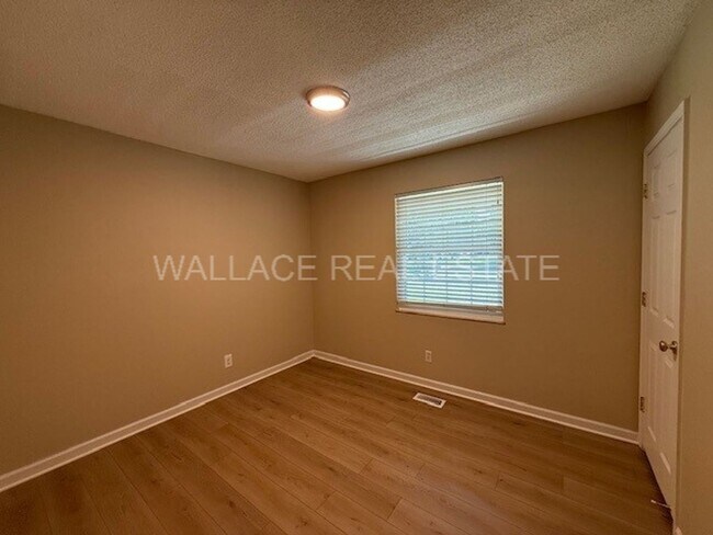 Building Photo - UPDATED 4 BEDROOM IN CRESTWOOD HILLS IN W. KNOXVILLE