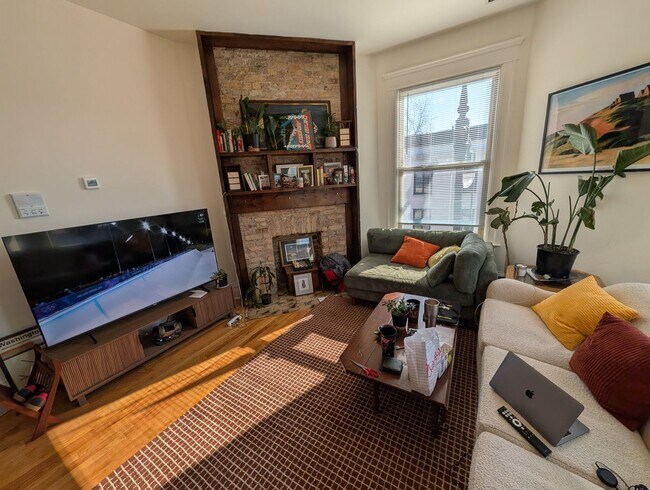 Building Photo - Spacious and renovated 3 BR in Wicker Park with great vintage touches!