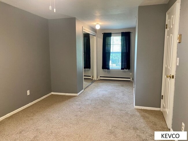 Building Photo - Light & Bright End Unit Townhouse!